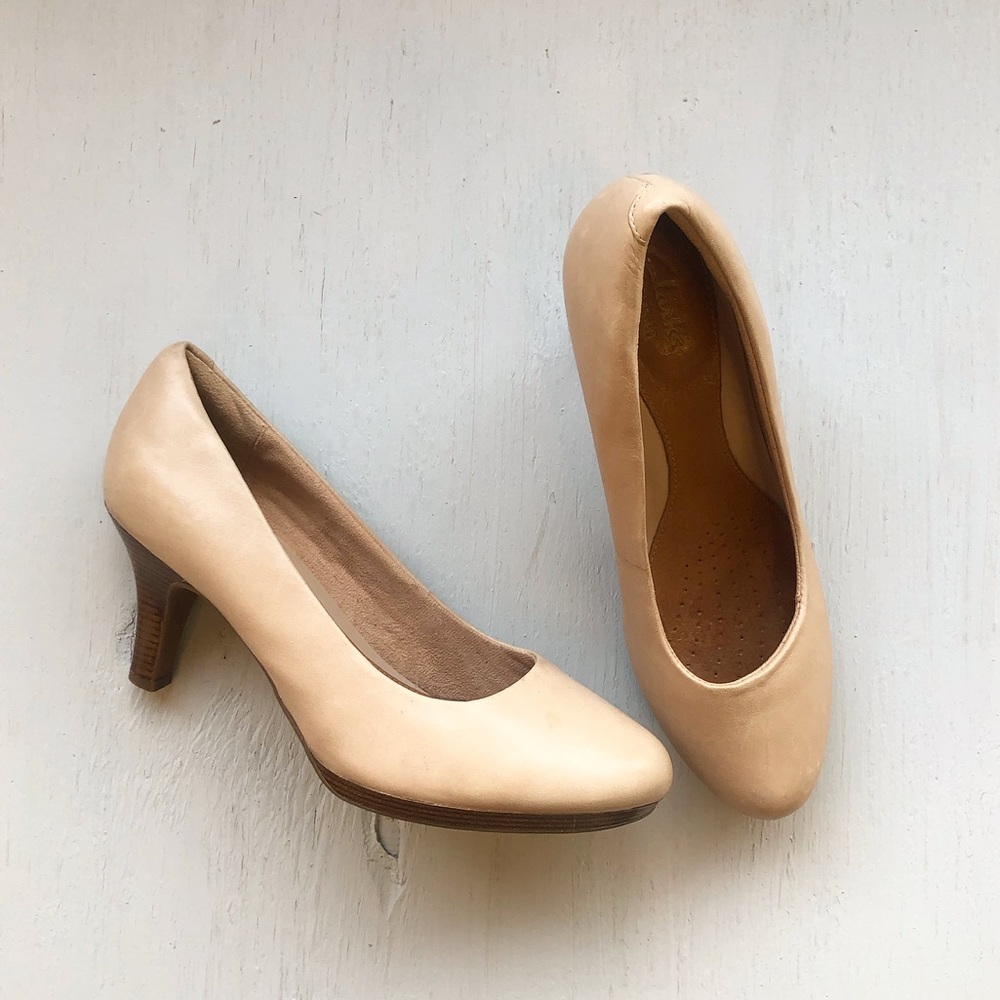 CLARKS  woman’s beige pumps 6.5 wide